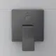 Schwarze Wandarmatur von Ideal Standard mit einem flachen Hebel und einem runden Betätigungsmechanismus, montiert auf einer hellen Wand.